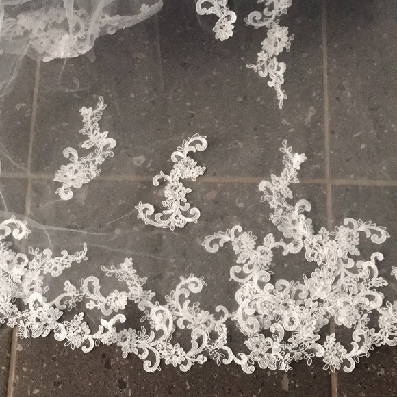 Davids Bridal One Tier Lace Applique Comb Veil - Picture 5 of 14